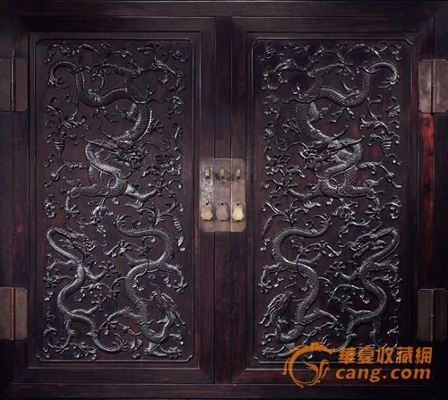 局部二 随着国内拍卖季的临近,各大拍行纷纷亮出自家王牌,北京保利拍卖古董珍玩宫廷夜场推出的清乾隆紫檀高浮雕九龙西番莲纹顶箱式大四件柜无疑将成为2013春季拍场最大看点之一,备受瞩目。该对气势恢宏的清乾隆紫檀高浮雕九龙西番莲纹顶箱式大四件柜为标准顶箱立柜式大方角四件柜,精选紫檀大料制成,柜顶和后柜板批灰。造型四平八稳,比例匀称,柜子和顶箱用料相当,框架用格肩榫卯相接。正面平整,侧山落膛起鼓做,设闩杆和柜膛。门板和侧山板均开槽装横带,防止开裂变形。立柜中部装架笼,设抽屉二只。足间装牙板,足端穿铜靴。此柜的铜